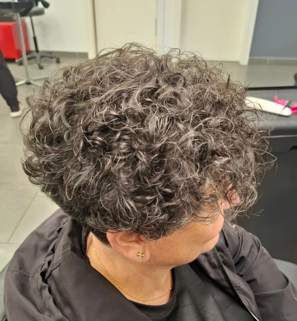 Moldeado rizado con volumen en peluquería La Pelu de Rosa